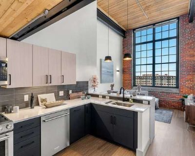 1 Bedroom 1BA 886 ft Furnished Pet-Friendly Apartment For Rent in Lawrence, MA