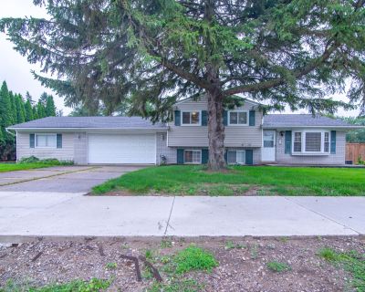 3 Bedroom 2BA 1100 ft Single Family House For Rent in Novi, MI