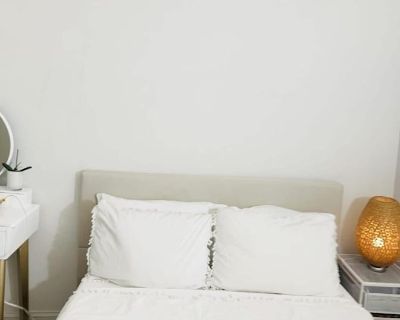 Available on: now. Furnished. Parking available * Internet included * Accessible property * LGBTQ+ friendly * Students welcome * 40+ years welcome. ROOM FOR RENT Location: East Harlem,101 St and 1st Avenue Near hospitals and urgent care,Q train,6 train( 96 st Stop) 6 blocks away to the central park laundry in the building with elevator 24/7 security guards (hindi basta basta nakakapasok sa buil...