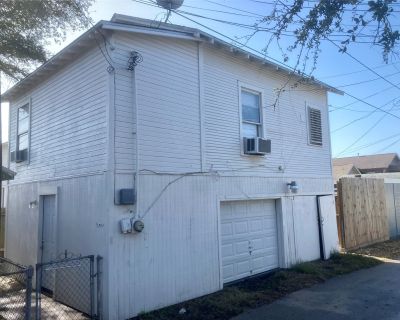 1 Bedroom 1BA 500 ft Apartment For Rent in Galveston, TX
