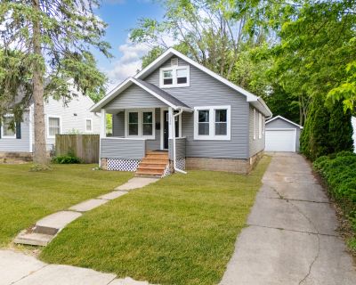 2 Bedroom 1BA 816 ft Single Family Home For Sale in Aurora, IL