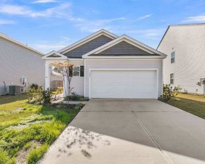 3 Bedroom 2BA 1616 ft Pet-Friendly Apartment For Rent in Berkeley County, SC