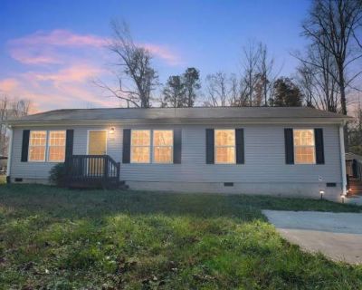 3 Bedroom 2BA 1300 ft Pet-Friendly Apartment For Rent in Henderson County, NC