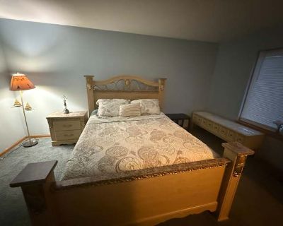 Available on: now. Unfurnished. Parking available * Internet included * Students welcome Alfredo Perez will require background checks for this room Learn more. 2 rooms 1 for $750 or 2 for $1250. The rooms are comfy and bright, with a walk-in closet and your own private bathroom so you ll have plenty of space and privacy. The place itself is clean, welcoming, and easy to feel at home in, with go...