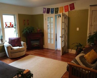 Great room in a great neighbourhood - Close to Camosun and UVIC - Sept 1st!