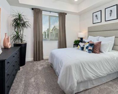 Private room with own bathroom in an apartment, Fresno, CA 93730