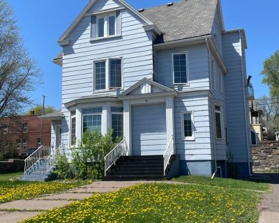 2 Bedroom 1BA 806 ft Pet-Friendly Apartment For Rent in Duluth, MN