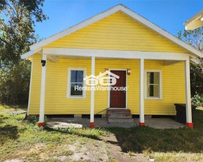 2706 1/2 Berry St. ***LOW Security Deposit Program available! Bonus Amenity: FREE Utility Concierge at move in! Beautifully renovated and remodeled, this 3-bedroom, 1-bath stand-alone unit offers modern upgrades and unbeatable convenience with ALL BILLS PAID! Enjoy new luxury vinyl flooring, energy-efficient double-pane windows, granite countertops, and updated bath fixtures. The home also incl...