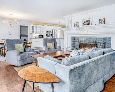 3 Bedroom 2BA Pet-Friendly House Vacation Rental in Birdie Bungalow, Saugatuck, MI