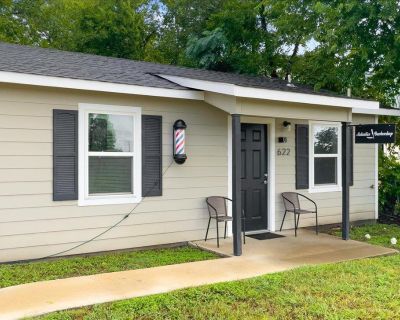 622 E 6th Ave. Property for Rent in Belton, TX for $267,000. This 624 square foot property was built in 1962 on a lot size of 0.156.. Small Business Dream! Own your own space on 6th Street near DOWNTOWN BELTON! Complete UPDATE in 2019- all electrical, hvac, plumbing, sheetrock, paint inside and out. Roof 2024. Excellent space for beauty shop, retail, office. HIGH VISIBILITY. This property is cu...