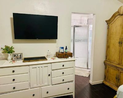 Private room with own bathroom in a House with 1 roomie, Bakersfield, CA 93309