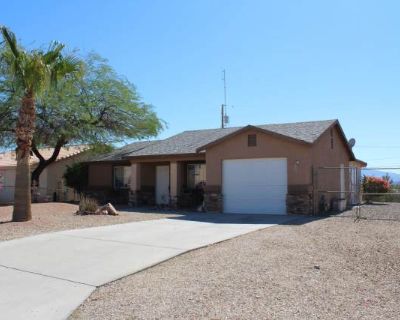 3 Bedroom 1BA 1021 ft Pet-Friendly Apartment For Rent in Lake Havasu City, AZ