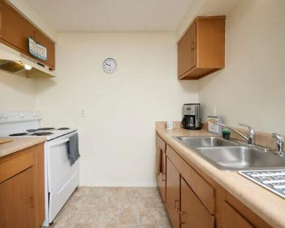 Furnished Room for Rent - Spacious 2-Bedroom Apartment in Maplewood .