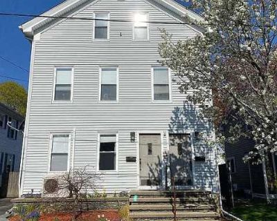2 Bedroom 1BA 900 ft Pet-Friendly Apartment For Rent in East Providence, RI