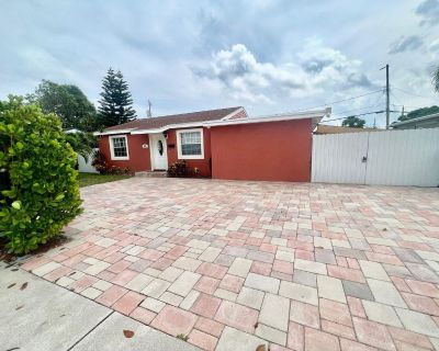 4 Bedroom 2BA 1353 ft House For Rent in West Palm Beach, FL