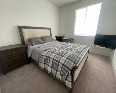 Private room with own bathroom in a Townhouse with 1 roomie, Hayward, CA 94544