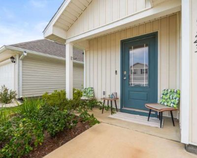 3 Bedroom 2BA 1384 ft Pet-Friendly Apartment For Rent in Panama City, FL