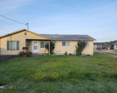 3 Bedroom 1BA 1000 ft Pet-Friendly Apartment For Rent in Sweet Home, OR