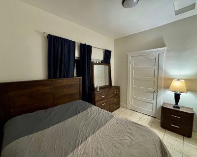 Total rooms: 3. Deposit: $500.00 * Utilities included?: Yes * Fees apply?: No. No preference. Non-smoking. Not for couples. Furnishings: Furnished * Disabled access: * Living room: No * Broadband included: Yes. Availability Available Now Minimum term None Maximum term None. Furnished Room for Rent Anaheim $1,000/mo (utilities included)/Cuarto amueblado en renta Anaheim $1,000/mes (incluye servi...