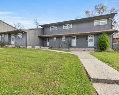 2 Bedroom 1BA 976 ft Condo For Sale in Newington, CT