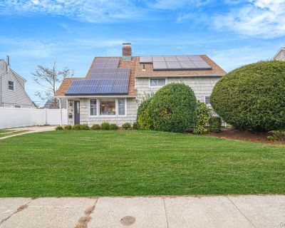 3 Bedroom 1BA 1165 ft Single Family House For Sale in Levittown, NY