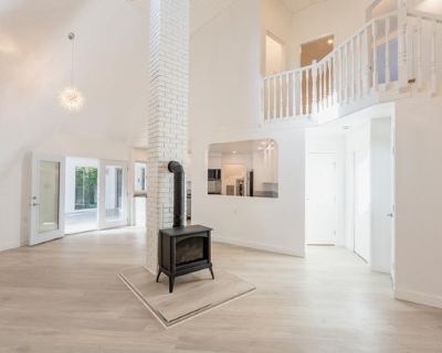 Available immediately. Long-term rental (1+ year). If this ad is posted, the unit is available. $2,795/month + utilities. Fully renovated 1,900 sq. ft. semi-detached home (unfurnished) featuring: - Three bedrooms and three bathrooms, including a private 3-piece ensuite with bathtub; - Bright, open concept living room - Renovated kitchen with new countertops and custom cabinets (plentiful storag...