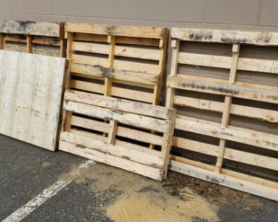 FREE: FREE!!! Wooden Pallets