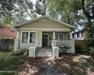 3 Bedroom 1.5BA 1300 ft Apartment For Rent in Jacksonville, FL