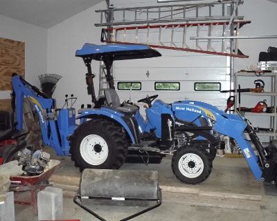 NEW HOLLAND BOOMER 2035 LOADER BACKHOE