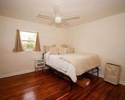 Furnished Room for Rent - 8 Minutes From Airport/Hospitals/Downtown