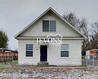 3 Bedroom 1.5BA 1636 ft Pet-Friendly Apartment For Rent in Yakima, WA