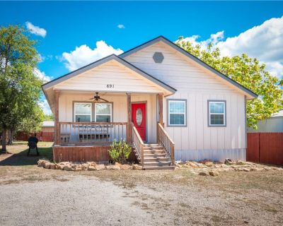3 Bedroom 2BA 1659 ft Single Family House For Rent in Canyon Lake, TX