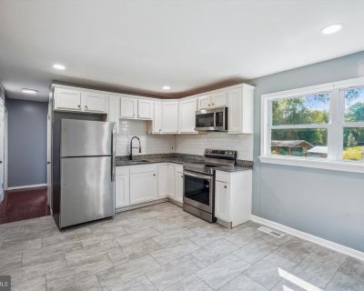 3 Bedroom 1BA 816 ft Apartment For Rent in Bealeton, VA