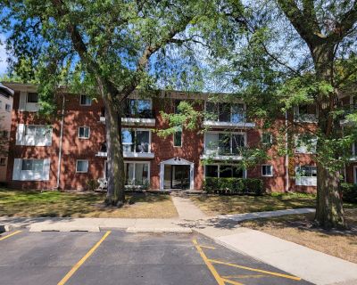 2 Bedroom 1BA 930 ft Condo For Sale in Skokie, IL