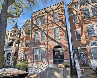 1950 N Hudson Avenue, G. Spacious 3-Bedroom Garden Apartment in Prime Lincoln Park Location! Located on a picturesque, tree-lined street, this beautifully maintained home offers modern conveniences with classic Chicago charm. Inside, you'll find hardwood floors throughout, central air and heat, and an in-unit washer/dryer for comfort and convenience. All bedrooms are a good size with ample clos...