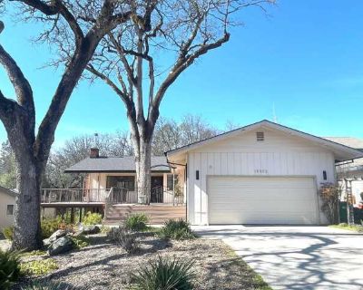 3 Bedroom 2BA 1470 ft Pet-Friendly Apartment For Rent in Lake Wildwood, CA