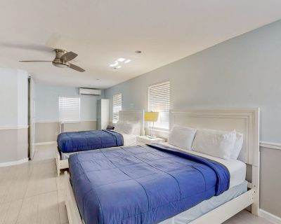 Avg / night: $181. Studio bungalow with free wifi, central ac, & patio - snowbirds welcome | Located in Hollywood, FL | 4.18 Stars | 0 Bed, 1 Bath | No Pets. No pets. Max 4 guests. Love the Hollywood Beach Broadwalk? You can t get much closer to it than Ski High at the Art Deco Beach Bungalows. This studio bungalow sleeps four guests and is 1 block from Hollywood Beach and the Broadwalk, with t...