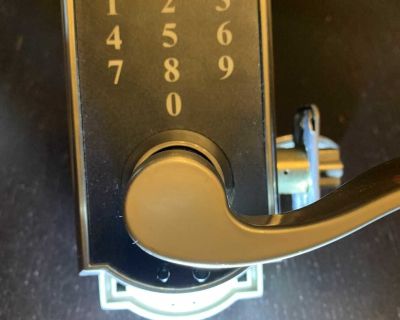 Electronic keyless touchscreen door lock